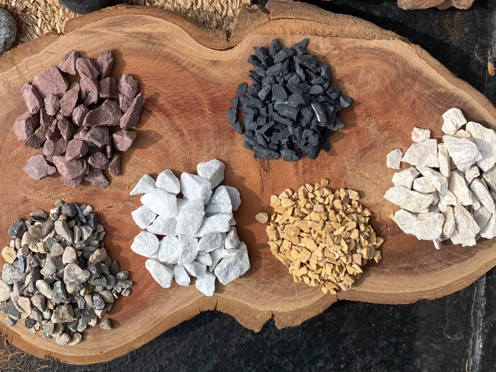 Granalla decorativa en sus colores: vino, ónix, blanca, gris, amarilla y crema sobre base de madera