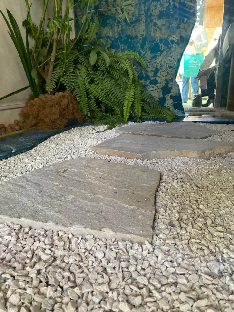 Proyecto terminado Samay: camino de lajas con granalla blanca y helechos